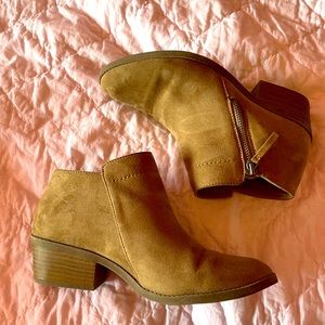 Time and Tru 7 1/2 boots